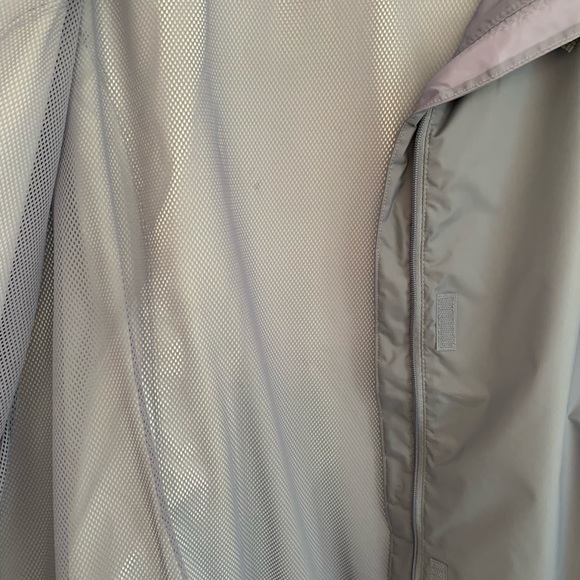 Columbia lightweight jacket or rain jacket. - Picture 3 of 11